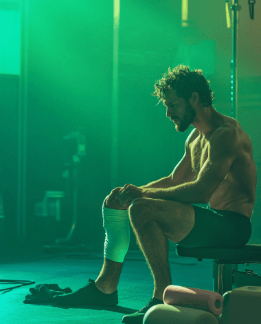 Hombre en el gimnasio sufriendo una lesión